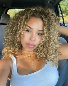 #curlyhaircare  #cabeloscacheados#poses Curly Hair Color Ideas, Curly Hair Color, Blonde Natural Hair, Brown Curly Hair, Blonde Curly Hair, Curl Hair