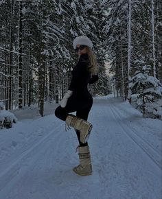 Ski Trip Fashion, Girls Ski Trip, Winter Senior Pictures, Ski Trip Outfit, Latest Winter Fashion, Winter Outfits Snow, Snow Photoshoot, Colorado Outfits, Spring Photoshoot