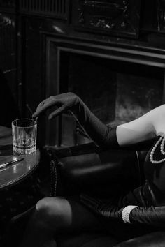 Mob Wives, Dark Feminine Aesthetic, Classy Aesthetic, Foto Art, Feminine Aesthetic, Old Money Aesthetic, Photos Of Women, Feminine Energy, Old Money