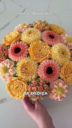 a hand holding a bouquet of yellow and pink flowers with the words se dedica on it