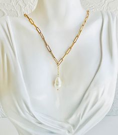 Necklace made from an 18k gold vermeil trombone chain from which is suspended a genuine freshwater pearl. 11mm white fireball bead. Trendy necklace that will dress up all your outfits. Offrez-le en cadeau. Il plaira à toutes les femmes Details:  -Length: 16 inches  -Clasp: crab claw  -Metal: 18k gold over 925 silver Feel free to contact me for more information. Return to my shop for more necklace options: https://www.etsy.com/shop/PassionPerlesetGems/edit?ref=edit_trust_header&section_id=3864997 Gold Necklace With Baroque Pearl And Paperclip Chain, Gold Drop Baroque Pearl Necklace, Gold Baroque Pearl Drop Necklace, Gold Baroque Pearl Drop Necklaces, Gold Baroque Pearl Teardrop Pendant Jewelry, Gold Baroque Pearl Teardrop Pendant Necklace, Gold Baroque Pearl Teardrop Pendant, Gold Drop Necklaces With Pearl Charm, Gold Pear-shaped Pearl Chain Necklace