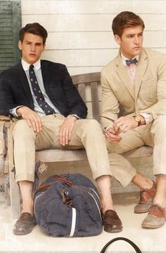 Preppy Men In Suits, Sitting On A Bench, Custom Dress Shirts, Preppy Boys, Der Gentleman, Preppy Men, Ivy League Style