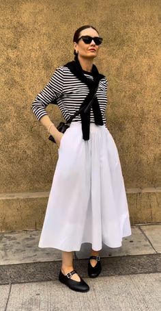 Polka Skirt Outfit, Minimal Chic Outfits, Midlife Fashion, Skirt Outfits Fall, Modesty Outfits, Classic Style Outfits, Over 60 Fashion, Stripe Outfits, Looks Street Style