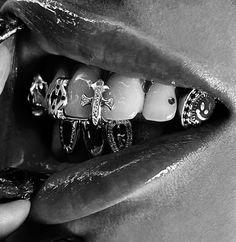 Grillz Teeth, Studera Motivation, Tooth Gem, Teeth Jewelry, Foto Ideas Instagram, Black N White, Grunge Style, Chrome Hearts