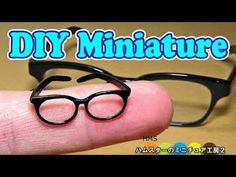 a finger that has some kind of miniature glasses on it's thumb and the words diy miniatureture in front of it