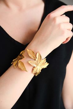 The old African style bracelet is completely handcrafted and 22 carat real gold plated, its colors will not darken. If you want to buy it as a gift, it is a really beautiful, special and beautiful bracelet. It is a very old model. Gold Leaf Bracelet, Elegant Adjustable Leaf-shaped Jewelry, Handmade Leaf-shaped Wedding Jewelry, Vintage Bracelets Gold, Masc Cottagecore, Greek Athena, Capsule Jewelry, Gold Arm Cuff, Bracelet Arm