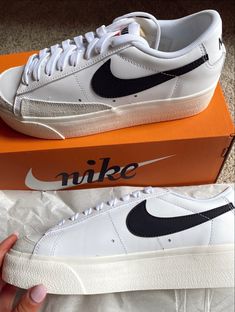 Classic Nike Sneakers For Everyday, Bleizers Nike, Nike Trendy Skate Shoes For Streetwear, Tenis Nike Blazer Low Platform, Low Top Nike Blazers Platform, Shoes For School, Kicks Shoes