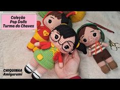 three crocheted dolls sitting next to each other on a white surface with the caption collego pop dolls turma do chaves