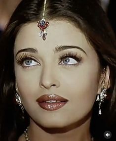 Bollywood 90s, Aishwarya Rai Makeup, Gala Makeup, 2000s Makeup Looks, Aishwarya Rai Pictures, 90s Makeup Look, Desired Face, Bollywood Makeup, Vintage Bollywood Aesthetic