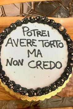 a cake with writing on it that says poteri avere torto ma non credo