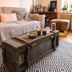 an old trunk coffee table with two drinks on it