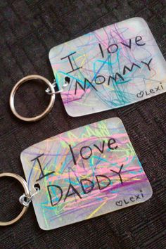 two keychains with the words i love mommy and i love daddy written on them