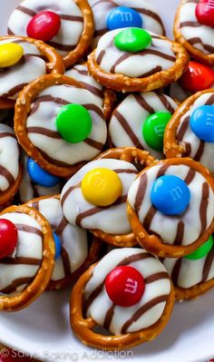 there are many candy candies in the shape of pretzels with m & m on them