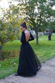 Elegant dress with tight velvet bodice and TG 40 tulle full skirt. Uncovered back detail May 17, Full Skirt, Elegant Dress, Favorite Outfit, Bodice, Beauty Book, Art Collection, Tights, Dress Outfits