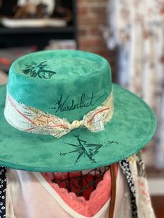 Women's size Medium. Wide brim boater hat with mountains and a compass design. Hat Branding, Boho Hats, Cowboy Hat Design, Diy Stencils, Lainey Wilson, Custom Made Hats, Half Top