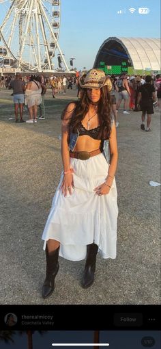 55 Coachella Outfits that'll make you look Bold & Confident - Hike n Dip Stampede Outfit, Mode Coachella, Look Da Festival, Country Festival Outfit, Coachella Fits, Coachella Outfits, Festival Inspo, Festival Outfits Rave, Look Festival