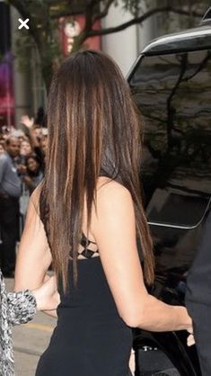 Pointed Ends Haircut, Sandra Bullock Hairstyles, Point Cut Hair, Hair From The Back, Sandra Bullock Hair, V Cut Hair, Long Dark Hair, Haircut And Color