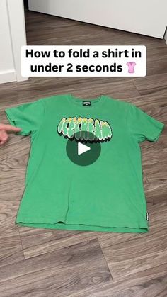 a green shirt with the words'how to fold a shirt in under 2 seconds '