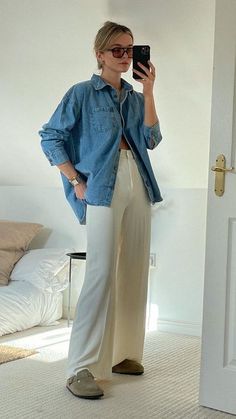 Minimalist Neutral Outfits Women, Minimal Fashion Spring, Trouser Spring Outfit, Spring 2024 Outfit Inspiration, Relaxed Spring Outfits, Casual Minimal Outfits For Women, Spring Outfits Minimalist, Minimal Spring Style, Normcore Women Outfits