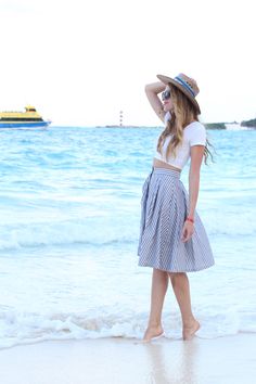 Wide brim straw hat, white t-shirt, blue nautical on the beach. Simple Beach Outfit, Legging Cuir, Hat Outfit, Beachwear Collection, Striped Midi Skirt, Summer Beach Outfit, Beach Outfits, Rock Chic