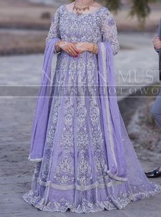 Purple Pakistani Dress, Couple Twinning Outfits, Waleema Dress, Pakistani Wedding Ideas, Wedding Dresses Purple, Twinning Outfits, Valima Bride, Long Anarkali Gown, Walima Dresses