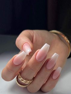 Eleve instantáneamente sus uñas Coffin Nails Inspo Summer, Nail Extension French Tip, Gel X Nails Coffin Medium, Balerina Nature Nails, Grad Nail Ideas White, Minimalist Nails Summer 2024, Summer Ballerina Nails, Medium Coffin French Tip Nails, White Nail Extensions