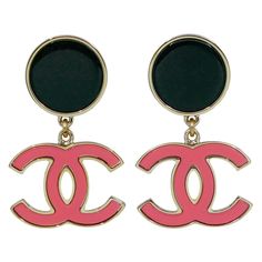 Store item: 66753 Chanel 23C Pink CC Logo Enamel Drop Earrings Black and pale pink enamel on light gold hardware From 2023 cruise collection Condition: New comes with box For 19 years, Boutique Patina has specialized in sourcing and curating the best condition vintage leather treasures by searching closets around the world. We also offer an unmatched lifetime double your money back guarantee on authenticity. Inquire with us for more information on this item. Pink Cc, Chanel Necklace, Cruise Collection, Pink Chanel, Chanel Jewelry, Pink Enamel, Ear Rings, Earrings Black, Cc Logo