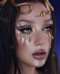 Medusa Makeup, Medusa Halloween Costume, Karneval Diy, Medusa Costume, Goddess Makeup, Holloween Makeup, Halloween Makeup Inspiration, Trendy Halloween Costumes, Halloween Costume Outfits