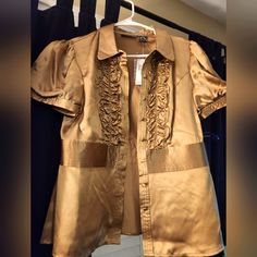 100% Silk Chelsea&Theodore Blouse Color Gold Satin Button Up. Size 8. Nwt. Extra Button Included. Retail: $78 Fitted Gold Collared Top, Gold Button-up Top For Workwear, Gold Button-up Top For Work, Classic Fitted Gold Blouse, Gold Short Sleeve Tops For Formal Occasions, Gold Blouse With Buttons For Work, Gold Button-up Blouse For Work, Spring Gold Blouse With Buttons, Fitted Gold Top For Workwear