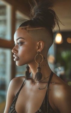 Short Hair Dreadlocks, Scrub Corpo, Short Sassy Hair, Sassy Hair, Edgy Hair, Shaved Sides, Penteado Cabelo Curto, Hair Crush