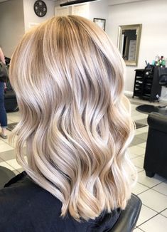 Icy Blonde Hair Medium Length, Redken Pearl Blonde, Blonde Balayage With Money Piece Medium Length, Peachy Blonde Highlights, Dark Blonde Color Melt, Lob Blonde Hair, Medium Length Blonde Haircut, Blondeme Schwarzkopf, Vanilla Blonde Balayage