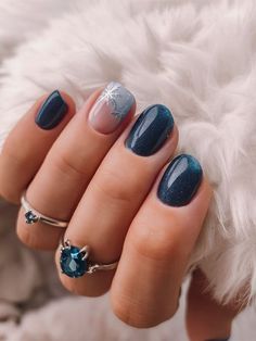 Short Round Holiday Nails, Black Winter Nails Short, Christmas Nails Natural Nail Short, Short Nails Christmas Ideas, Simple Short Winter Nail Designs, Gel Nails December, Winter Nails Short Gel, Simple Nails For Winter, Blue Winter Nails Short