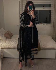 Pakistani Dress Design Ideas, Black Pakistani Suit, Pakistan Street, Simple Indian Suits, Dress Design Ideas, Dewy Foundation, Muslimah Photography, Pakistan Street Style, Dresses Couture