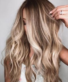 long hair Dirty Blonde Hair Color Ideas, Brown Wavy Hair, Blond Balayage, Ombre Hair Blonde, Dirty Blonde Hair, Hair Color Light Brown, Ombré Hair