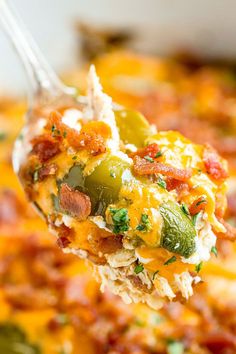 Jalapeño popper chicken casseroleSo quick and easyEveryone will love this delicious chicken casserole recipeShredded chickenstuffed with Jalapeño peppersheavy creamand cream cheeset… Jalapeño Popper Chicken Casserole, Chicken Casserole Recipe, Jalapeno Recipes, Jalapeno Chicken, Cooking Chicken To Shred, Cook Chicken Breast