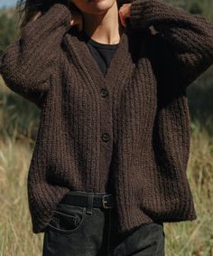 Cocoon Cardigan Cocoa Our original Cocoon Cardigan fashioned from a textural Italian yarn for ultimate all-season comfort. With a fluffier body, this oversized sweater is perfect to wear as the days reach dusk. 44% acrylic, 35% alpaca, 12% polyamide, 9% wool. Made in China of Italian fabric. Brown Cardigan Outfit, Cardigan Outfit Aesthetic, Cardigan Fall Outfit, Cocoon Sweater, Cocoon Cardigan, Brown Cardigan, Jenni Kayne, Cardigan Outfits, Cardigan Fashion