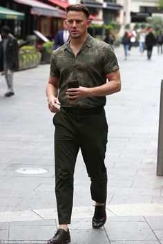 Channing Tatum Style, Mens Summer Outfits, Mens Casual Outfits Summer, Celebrity Fashion Trends, Men Fashion Casual Shirts, Stylish Men Casual, Leicester Square, Stylish Summer Outfits, Dapper Style