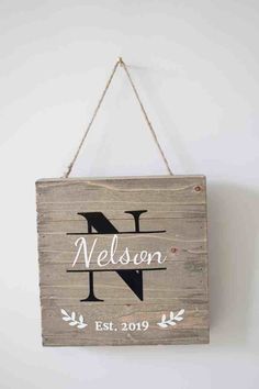 (paid link) The Rustic diy wood project is a DIY Workshop were friends have fun while creating. Book a party, join a group or buy a one-of-a-kind sign online. Cricket Printer, Monogram Template, Established Family Signs, Svg Templates, Maker Project, Cricut Projects Beginner, Circuit Projects, Cricut Free, Diy Cricut