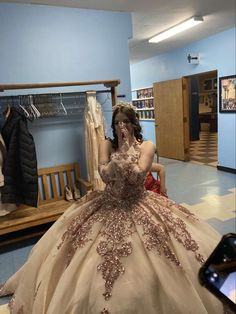 Brown Sweet 16 Dress, Quince Dresses Brown, Brown And Gold Quince Dress, Quinceanera Dresses Brown, Luxury Gold Quinceanera Dress For Prom Season, Light Brown Quinceanera Dresses, Brown Quinceanera Theme, Brown Quince Dress, Brownquinceanera Dresses