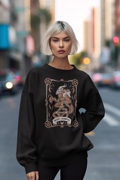 Lustiger Weihnachts-Pullover mit der Aufschrift: "Merry Krampus" mit einem Retro-Vintage-Look-Design, mit einer Tarot-Karte im Krampus-Stil, perfekt für ein hässliches Weihnachts-Shirt. Groß für eine alternative, gotische Art, Weihnachtsfeiertags-Sweatshirt oder für jederzeit des Jahres. Für kühle Sommerabende und warme Winterschichten sind Sweatshirts das ganze Jahr über ein Grundbestandteil. Das NuBlend® Fleece ist vorgeschrumpft, zugfest und viertelgedreht, damit es nicht in der Mitte knitter Krampus Sweater, Merry Krampus, Krampus Christmas, Winter Layers, Christmas Ugly Sweater, Funny Christmas Sweaters, Christmas Style, Holiday Sweatshirt, Winter Layering