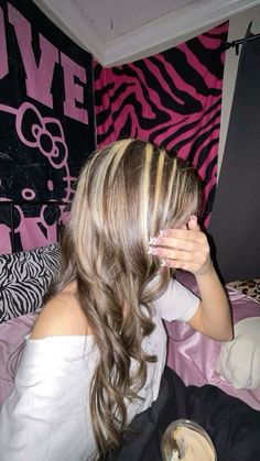 Highlights At Bottom Of Hair, Blonde Chunky Highlights On Brown Hair, Brown And Blonde Skunk Hair, Em Ma Hair, Skunk Hair Wavy, 2000 Hair Color, Brown And Blonde Chunky Highlights, Light Brown Hair With Chunky Highlights, Blonde Hair 2000s