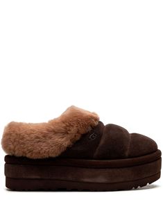 brown suede shearling slip-on style quilted round toe platform sole These styles are supplied by a premium and authenticated sneaker marketplace. Stocking only the most sought-after footwear, they source and curate some of the most hard to find sneakers from around the world. Brown Uggs, Cute Uggs, Brown Ugg Boots, Slippers Brown, Dark Brown Shoes, Kd Shoes, Uggs Outfit, Ugg Slippers, Brown Sneakers