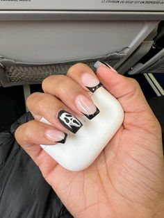 Ghost Face Nails Medium, Scream Ghost Face Nails, Cute Short Halloween Nails Acrylic, Halloween Birthday Nails Short, Halloween Ghost Face Nails, Ghostface Acrylic Nails, Halloween Nail Designs Scream, Scream Nails Acrylic Short, Halloween Nails Inspo Short