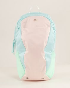 Run From Work Backpack THIS IS SO CUTE Lululemon Backpack, Stylish Workout Clothes, Lululemon Collection, Preppy Backpack, Pretty School Supplies, Backpack Essentials, Lululemon Outfits, Work Backpack, Athletic Clothes