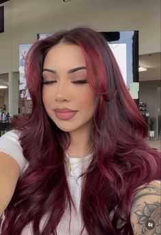 Cherry Cola: Explorando a Estética Vibrante dessa Trendy Fun But Subtle Hair Color, Hair Inspo Color Latina, Dimensional Cherry Red Hair, Smudge Root Red Hair, Hair Color Ideas For Hispanics, Red Front Pieces Of Hair, Red Hair Looks Outfits, Red Hair With Red Money Piece, Wine Red Hair With Money Pieces