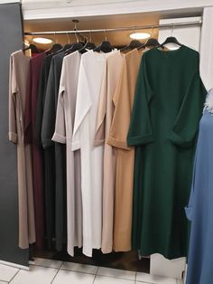 With kimono sleeves, a flared cut and pockets, this classic abaya can be worn in everyday life and for events. Abaya Fashion Dubai, Estilo Hijab, Stile Hijab, Abaya Style, Modern Hijab Fashion, Modest Fashion Hijab, Muslim Outfits Casual, Hijab Style Casual, Hijabi Fashion Casual