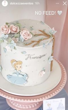 there is a white cake with pink flowers on it and the words frances written in spanish