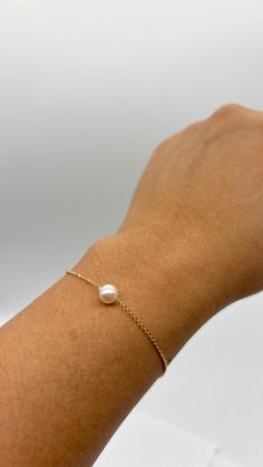 Delicate Gold Bracelet with single 6.5mm Akoya Sea pearl. Pearl is carefully inserted along 1.2mm cable chain, chain is diamond cut super shiny!!  Simple and beautiful Bracelet, very feminine!! Handmade in Montreal Canada 🇨🇦.  Details: Gold: 10K 14K 18K Solid Yellow Gold Gem: Akoya Sea Pearl  Size: 6.5mm approximately  Chain: 1.2mm Cable Chain Chain Color: White or Yellow Gold Length: 6-8 inches Closure: Lobster Clasp Condition: New Please understand that the photos are ENLARGED to show detail 14k Gold Pearl Bracelet With Pearl Charm As Gift, Classic Chain Bracelet With Pearl Charm As Gift, Classic 14k Gold Pearl Bracelet As A Gift, Classic 14k Gold Pearl Bracelet Gift, Classic Pearl Charm Chain Bracelet As Gift, Classic Charm Bracelet As Gift, Classic 14k White Gold Pearl Bracelet, Delicate Yellow Gold Round Pearl Bracelet, Classic Gold Bracelet With Pearl Charm