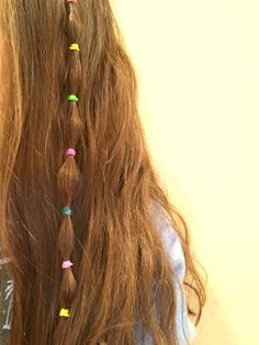 Pony Beads In Hair, Beaded Hair Tutorial, Beads In Hair Aesthetic, Bead In Hair, Easy Hairstyles With Rubber Bands, Hot Day Hairstyles Summer, Hair Beads Braids, Hairstyles With Rubber Bands, Indie Hairstyles