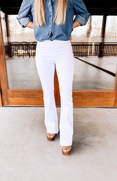 Venice Flare Jeggings In White White Flair Jeans Outfit, Courderoy Pants Outfits Women, White Flare Pants Outfit, Flare Leg Jeans Outfit, White Flare Jeans Outfit, Bootleg Jeans Outfit, Flair Jeans Outfit, 2023 Birthday, White Flare Pants